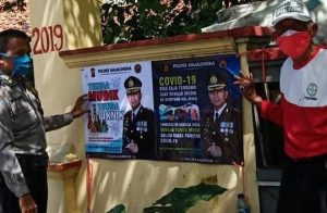Sosialisasi Tidak Mudik, Personil Polsek Kadipaten Pasang Spanduk Pamplet Himbauan Kapolres Majalengka
