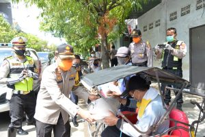 Kabid Humas Polda Jabar : Peduli Masyarakat, Polres Indramayu Polda Jabar, Bagikan 1 Ton Beras dan 1000 Masker