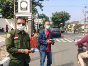 Cegah Covid 19, PD IWO Purwakarta dan Satlantas Polres Purwakarta Bagikan Masker Gratis ke Pengguna Jalan