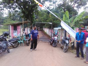 Kepala Dusun 03 Bersama Masyarakat Kampung Jatake Adakan Giat Penyemprotan Cairan Disinfektan