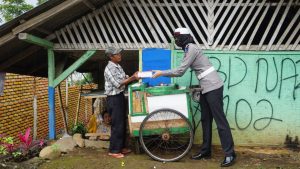 Kabid Humas Polda Jabar : Ditengah Pandemi Virus Corona, Polwan Polres Cianjur Polda Jabar Bagikan Kotak Nasi Pada Masyarakat, dari Dapur Umum
