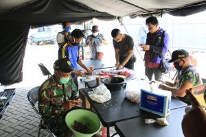 Kabid Humas Polda Jabar : Peduli Dampak Covid-19, Polres Karawang Polda Jabar Dirikan Dapur Umum Bagi Warga
