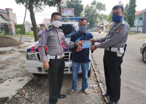 Satuan Lalu Lintas Polres Majalengka Sosialisasikan Ops Keselamatan Lodaya Dan Berikan Masker Gratis Kepada Pengguna Jalan