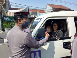 Sat Lantas Polres Majalengka Bagi Ribuan Masker Gratis Dan Sosialisasikan Ops Keselamatan Lodaya 2020 Kepada Pengguna Jalan