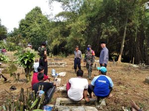 Menjelang Bulan Suci Ramadhan Warga RW 05, Desa Gobang Bergotong Royong Bersihkan TPU