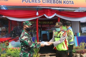 Kabid Humas Polda Jabar : Kapolres Cirebon Polda Jabar Beserta Forkopimda Berikan Bingkisan ke Pos-pos Dalam Rangka OPS Ketupat Lodaya tahun 2020