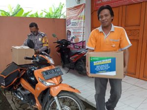 Kabid Humas Pooda Jabar : Polisi Kawal Pendistribusian Bantuan Sembako Provinsi Jabar Untuk Masyarakat Terdampak Covid-19 di Indramayu