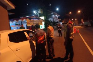 Polsek Cikijing Polres Majalengka Lakukan Pemeriksaan Check Point Terhadap Kendaraan Yang Memasuki Majalengka