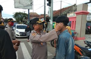 Untuk Berikan Semangat, Kabag Sumda Polres Majalengka Cek Petugas Pos Check Point Ops Ketupat Lodaya 2020