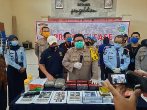 Kabid Humas Polda Jabar : Polres Cimahi Giat Press Conference Pengungkapan Kasus Tindak Pidana Narkotika Jenis Ganja Via Online yang Dikendalikan oleh Anak Dibawah Umur