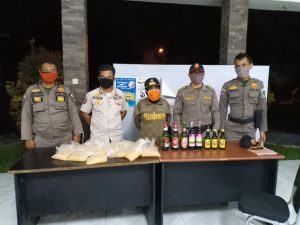 Satuan Polisi Pamong Praja (Satpol PP) Kabupaten Purwakarta  Sita Puluhan Botol Miras