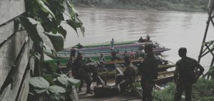 17,5 Jam Susuri Sungai, Satgas Yonif RK 623 Serpas Menuju Pos Perbatasan Kalimantan