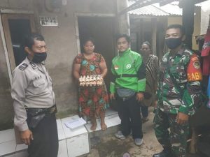 Pendistribusian Bansos Gubernur Jabar Dikawal Kanit Binmas Polsek Majalengka dan Koramil Sampai Penerima Bantuan