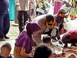 korban Kebakaran Mendapat Bantuan Dari Kapolres Jakarta Barat