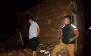 Kabid Humas Polda Jabar : Personil Polres Cirebon Kota Polda Jabar Segera Tangani Korban Bencana Angin Puting Beliung Di Kab. Cirebon