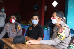 Kabid Humas Polda Jabar : Kapolres Majalengka Polda Jabar Kunjungi Kediaman Brigadir Andriana Yang Viral Di Media Tangani Warga Terdampak Covid-19