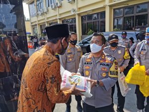 Kabid Humas Polda Jabar : Pembagian Sembako Kapolresta Cirebon Polda Jabar Kepada DA’I Khamtibmas