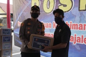 Secara Simbolis Kapolres Serahkan Paket Sembako Tahap Ke II Bantuan Kerohiman Dari Menteri Parawisata Dan Ekonomi Kreatip