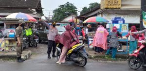Kabid Humas Polda Jabar : TNI-POLRI Lakukan Pengawasan dan Pendisplinan Cegah Covid19 Ditempat Keramaian dalam Rangka Sosialisasi dan Edukasi “New Normal” Wilayah Kec. Pangandaran