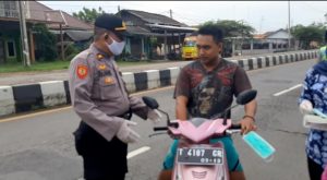 Kabid Humas Polda Jabar : Polres Subang Periksa Kendaraan yang Melintas di Pos Pam Check Point dalam Rangka PSBB
