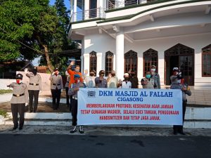 Polwan Polres Majalengka Berikan Bantuan Kepada Marbot Dan Pengurus Masjid Di Tengah Pandemi Covid-19