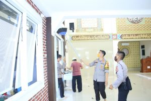 Kabid Humas Polda Jabar : Kapolres Karawang Terjun Langsung Laksanakan Bersih-bersih di Masjid Miftahul Hidayah