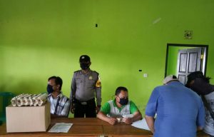 Kabid Humas Polda Jabar : Polisi Kawal Pendistribusian Bantuan Sembako dari Provinsi Jabar Guna Penanggulangan Wabah Covid-19 Untuk Masyarakat du Kab. Sumedang