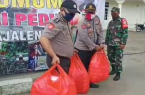 Hari Ke 46 Dapur Umum TNI Polri Bagikan Ratusan Nasi Kotak Kepada Warga Terdampar Covid-19