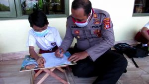 Polsek Talaga Bantu Anak Sekolah Yang Kurang Terjangkau Jaringan Internet Mengerjakan Ujian Online Dengan Membawa Ke Tempat Yang Terjangkau Sinyal Internet
