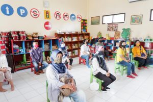 Pastikan Protokol Kesehatan, Pengurus Yayasan Kemala Bhayangkari Cabang Majalengka Pantau Pembagian Rapot Siswa TK Kemala Bhayangkari