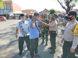 Himbauan Cegah Penularan Covid-19, Kabagren Polres Majalengka Bersama Tiga Pilar, Blusukan Ke Pasar Rajagaluh Berikan Masker Gratis