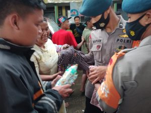 Sat Brimob Polda Jabar Bagikan Pakaian Bersih dan Makanan Kepada Pengungsi Korban Banjir