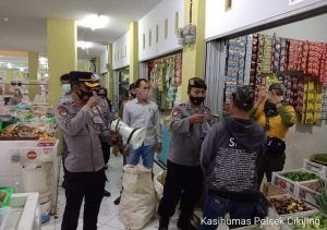 Disiplinkan Warga, Kapolsek Cikijing Pimpin Operasi Yustisi Imbau Pengunjung Pasar Untuk Patuhi Prokes