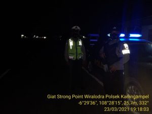 Personel Unit Sabhara dan Unit Lantas Polsek Karangampel Giat Strong Point Wiralodra