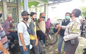 Sambangi Masyarakat Yang Sedang Nongkrong di Seputaran Pasar, Bhabinkamtibmas Polsek Kadipaten Berikan Himbauan Prokes