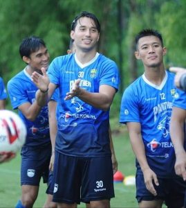Terungkap, Ini 2 Faktor yang Bikin Ezra Walian Tampil Moncer di Persib