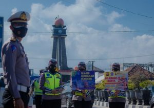 Kembali Gelar Operasi Keselamatan Lodaya 2021, Polres Majalengka Bagikan Masker Dan Himbauan Larangan Mudik