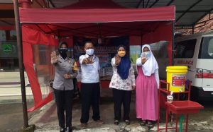 Sambang Desa, Bhabinkamtibmas Polsek Sukahaji Kontrol Posko PPKM Mikro Di Desa Binaanya