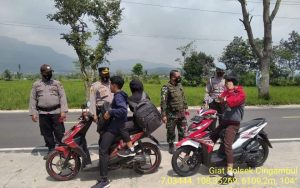 Ops Yustisi Polsek Cingambul Dibulan Suci Ramadhan Berikan Himbauan Pengguna Jalan Yang Tidak Pakai Masker