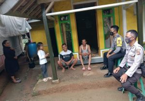 Patroli Bhabinkamtibmas Polsek Cingambul Sambangi Warga Berikan Imbauan Cegah Gangguan Kamtibmas