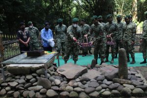 Peringati Hut Ke 71, Danyonif R 321/GT beserta Perwira Staf dan Anggota Yonif R 321/GT Melaksanakan Ziarah ke Makam Raden Adipati Aria Kusumadiningrat (Raja Galuh 1839-1886)