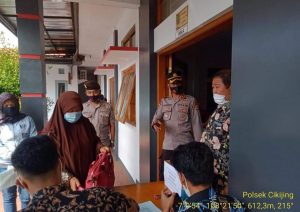 Pantau Penyaluran BST Tahap ke 12 dan ke 13 Tahun 2021, Kapolsek Cikijing Himbau Untuk Tetap Patuhi Prokes