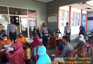 Monitoring Penyaluran BST, Kapolsek Cingambul Berikan Himbauan Prokes Kepada Penerima BST