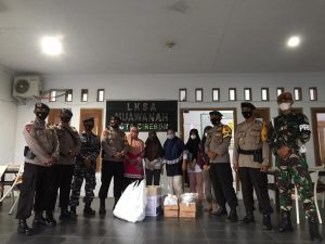 Berbagi Pembuka Rezeki, Sat Brimob Polda Jabar Bersinergi Dengan TNI Bagikan Sembako