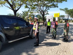 Aparat Gabungan TNI Kodim 0913/PPU dan Polres PPU Disiplinkan Pengguna Jalan Raya dengan Prokes