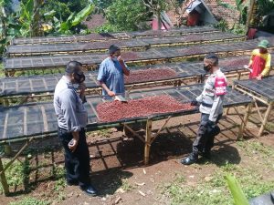 Kabid Humas Polda Jabar : Dalam Membina Potensi Masyarakat, Bhabinkamtibmas Desa Jatisari Sambang Petani Kopi ELGEHA Desa Jatisari