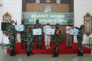 Jelang Lebaran Dandim 0913/PPU Berikan Bingkisan Kepada Anggota TNI Serta PNS