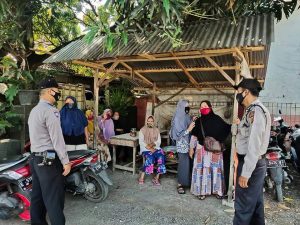 Sambangi Warga, Bhabinkamtibmas Polsek Kadipaten Berikan Himbauan Kamtibmas Dan Prokes