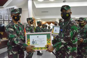 Jamdan, Letkol Inf. Charles Alling Berikan Bingkisan Secara Simbolis