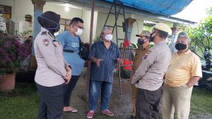 Wakapolsek Medan Helvetia Bersama Kanit Binmas Dan Anggota Bhabinkamtibmasnya Melayat Ke rumah Duka Korban Tertimpa Pohon